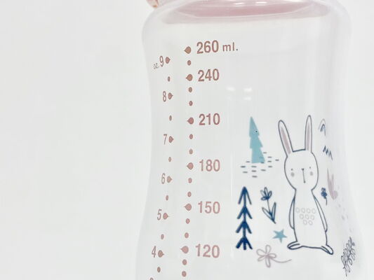 बीपीए-मुक्त प्लास्टिक नवजात शिशु को खिलाने वाली बोतल 260 एमएल क्षमता और लीक प्रूफ डिजाइन के साथ